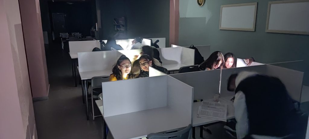 Elektrikler gitse de çalışmaya devam